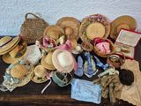 une table sur laquelle sont posés de nombreux chapeaux et d'autres objets