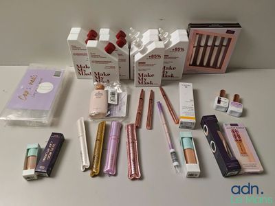 de nombreux types de produits de maquillage disposés sur une table