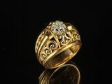 une bague en or avec un diamant serti au centre