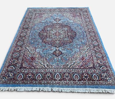 un tapis bleu et rouge à motifs de médaillons