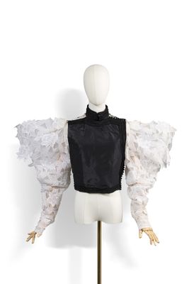 une photo d'un mannequin portant un haut blanc et noir