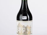 une bouteille de vin rouge avec une étiquette blanche sur fond blanc