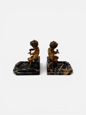 paire de figurines anciennes en bronze représentant un garçon et une fille, sur des socles en marbre