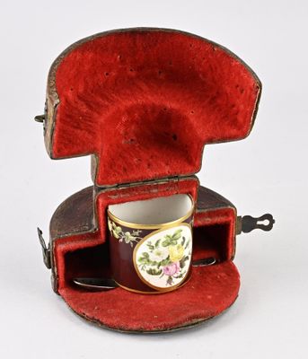 une petite boîte rouge contenant une tasse
