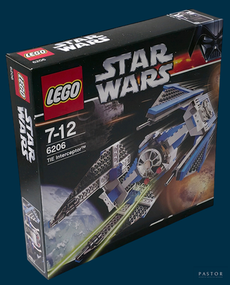 une boîte contenant des sets Lego Star Wars sur fond bleu