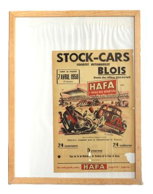 Une vieille affiche représentant une course de moto est exposée dans un cadre en bois.