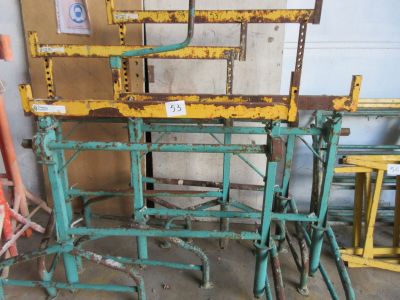 une table sur laquelle sont disposées plusieurs chaises