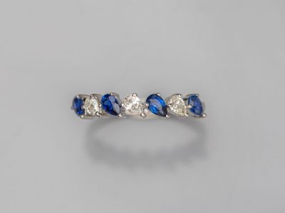 une bague en saphir et diamant