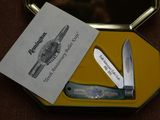 une petite boîte contenant un couteau et une carte