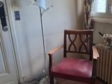 une chaise et une lampe dans un coin de la pièce