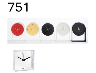 cinq horloges de couleurs différentes posées sur une étagère, avec une horloge au milieu