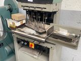 l'image d'une machine qui travaille sur une feuille de papier