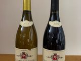 deux bouteilles de vin posées sur une table