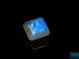 un gros plan sur une pierre sur laquelle brille une lumière bleue