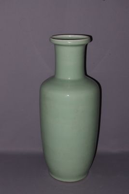 CHINE XIXe Vase de forme rouleau en porcelaine émaillée céla…