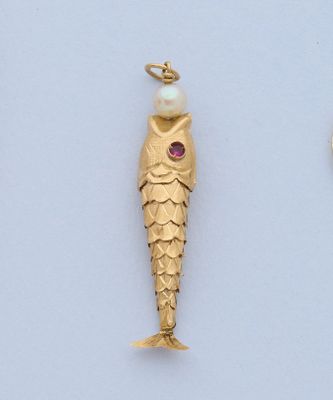 deux pendentifs en forme de poisson rouge, ornés d'une perle et d'une pièce d'or