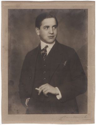 une vieille photo d'un homme en costume-cravate posant pour une photo