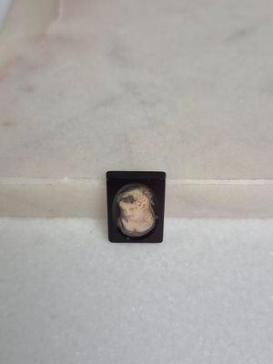 Camée en agate bicolore à décor d'une jeune fille partiellem…