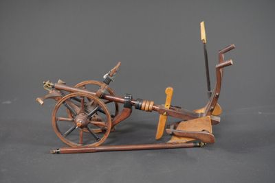 Maquette de charrue et soc en bois.