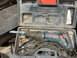 un outil qui se trouve dans la mallette, ouvert et prêt à l'emploi