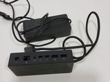 une multiprise noire branchée sur une autre multiprise noire