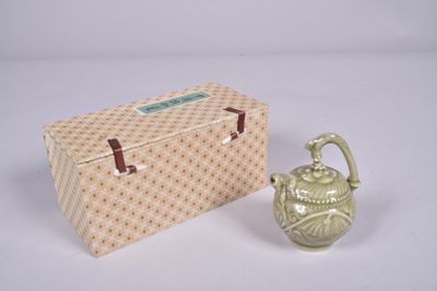 Petite verseuse en porcelaine émaillée céladon, à décor flor… - Photo 1