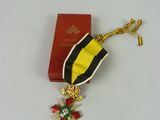 médaille jaune, noire et rouge ornée d'une croix dorée