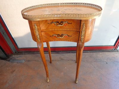 une petite table en bois surmontée d'un tiroir