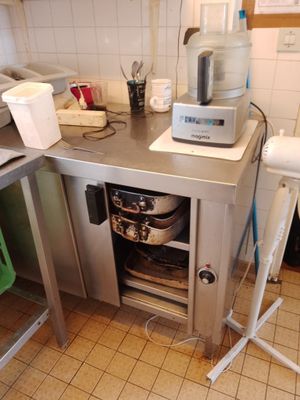 une petite cuisine avec un évier et un mixeur posé sur le plan de travail
