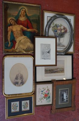 de nombreuses photos encadrées sur le mur de cette pièce