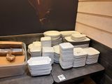 beaucoup d'assiettes et de casseroles sur la table