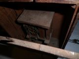 une boîte en bois contenant une petite table