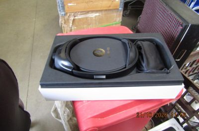 un lecteur CD posé sur une boîte rouge