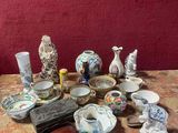 une table sur laquelle sont posés de nombreux vases et assiettes