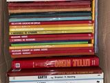 plusieurs livres empilés dans une boîte