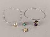 trois bijoux en argent, à savoir un bracelet, un bracelet et une bague