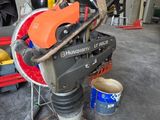 une machine qui se trouve dans un garage
