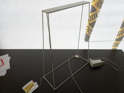 une photo d'une table sur laquelle se trouve une lampe