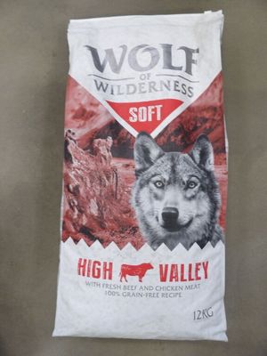 un sac de croquettes pour chien « Wolf Wilderness » posé sur une table