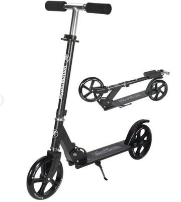 gros plan d'un scooter à roues sur fond blanc