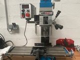 une machine posée sur une table en bois