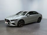La Mercedes CLA est garée dans une grande pièce