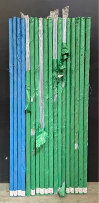 une photo montrant un tas de pailles vertes et bleues posées sur une étagère