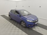 la voiture bleue est garée dans le garage sur le sol en damier