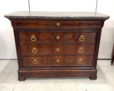 une commode en marbre dans une pièce