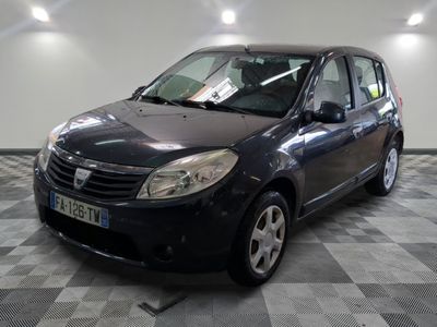 la photo d'une petite voiture noire garée dans un garage