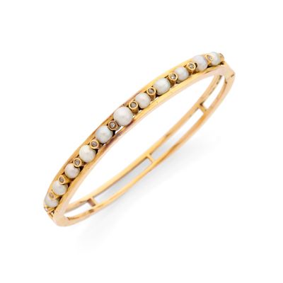 un bracelet doré et blanc orné de perles et de diamants