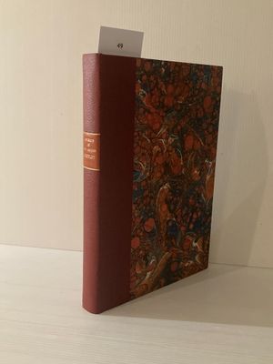 le livre est posé sur une table blanche, avec une couverture rouge