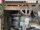 de nombreux fils qui pendent du plafond d'un immeuble