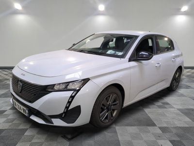 la voiture blanche est garée sur le sol à carreaux d'une pièce